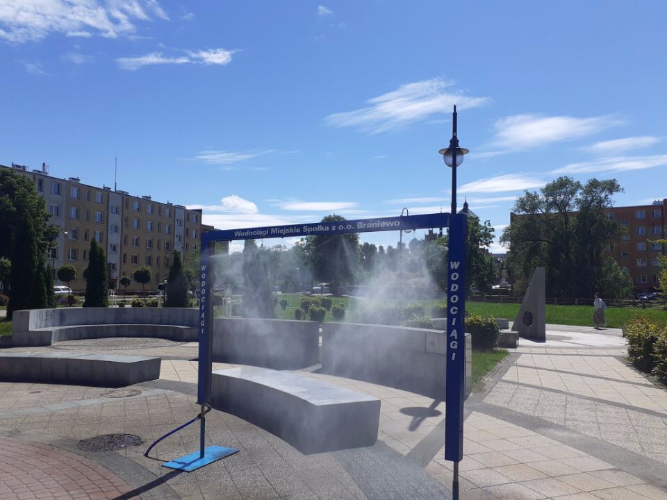 Kurtyna wodna przy fontannie na skrzyżowaniu ul. Gdańskiej i pl. Piłsudzkiego