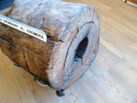 Fragment rurociągu z drewna dębowego wykopanego na terenie miasta podczas prac ziemnych