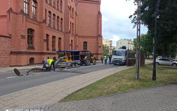 Brygada w czasie pracy przy usuwaniu awarii na ulicy Sądowej w Braniewie.