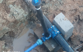 W wykopie znajdują się rury w kolorze czarnym i niebieskim z których zbudowany jest węzeł sanitarny. Węzeł posadowiony jest na bloczkach betonowych w celu jego podparcia, cienka niebieska rura zasila w wodę budynek mieszkalny. 