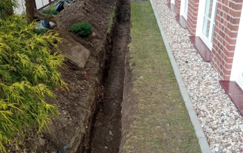 Otwarty wykop wzdłuż budynku na ulicy Konarskiego przy Szkole Podstawowej nr  6 Braniewo.